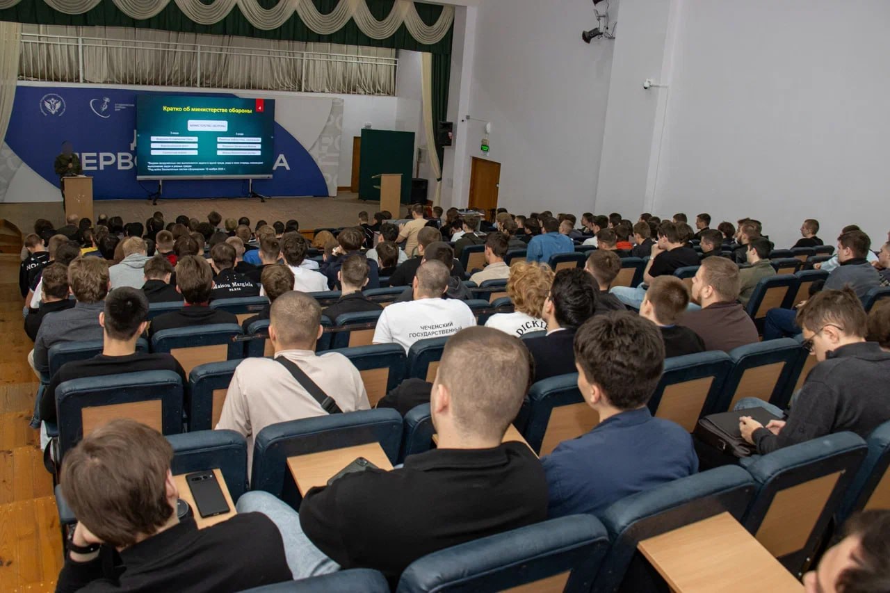 Студентам ДГУЮ Минюста России рассказали о перспективах службы по контракту в войсках беспилотных систем