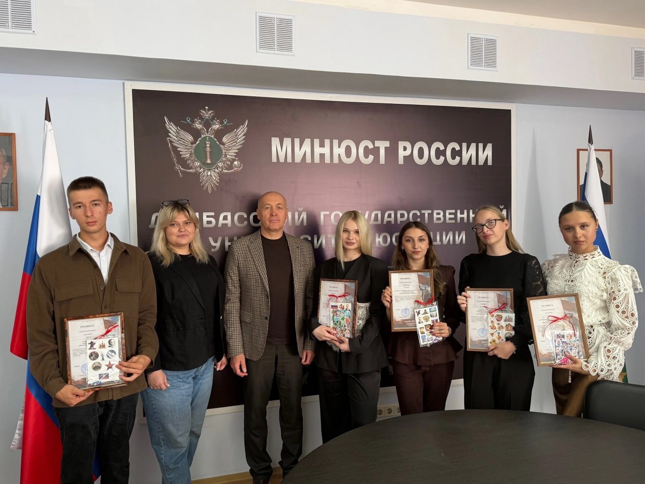 В ДГУЮ Минюста России состоялось торжественное вручение наград победителям конкурса плакатов «Мой непокорённый Донбасс»!