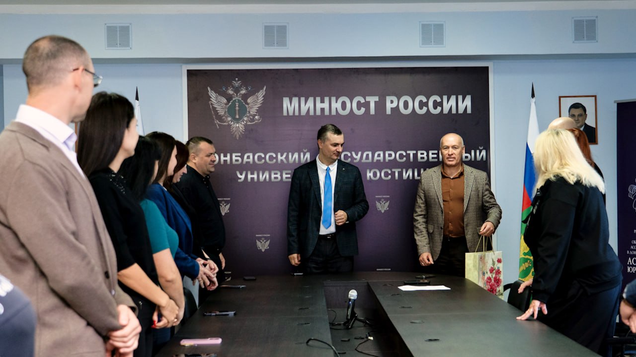 Руководители подразделений ДГУЮ Минюста России поздравили ректора Никиту Александровича Нарыжного с днём рождения!