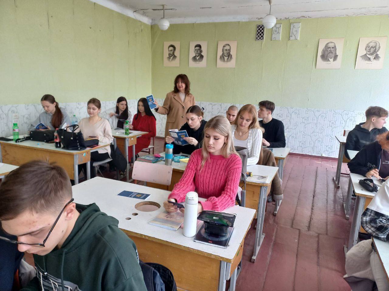 Представители ДГУЮ Минюста России встретились со школьниками Макеевки